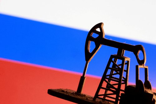 FILE PHOTO: A model of an oil pump is seen in front of a Russian flag in this illustration taken January 9, 2026. REUTERS/Dado Ruvic/Illustration/File Photo