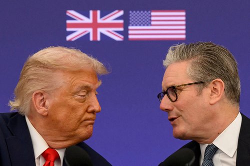 FILE PHOTO: U.S. President Donald Trump and British Prime Minister Keir Starmer announce an agreement between the two countries as they hold a press conference at Chequers at the conclusion of a state visit on September 18, 2025 in Aylesbury, Britain