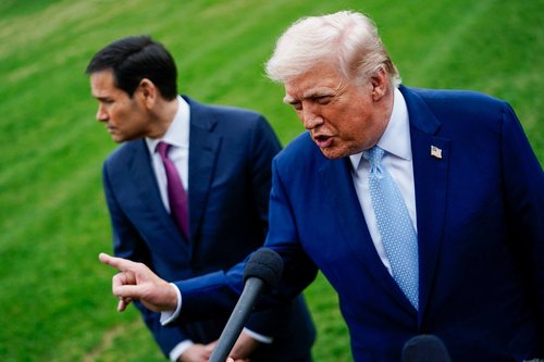 U.S. President Donald Trump speaks to the media, flanked by U.S. Secretary of State Marco Rubio, as he departs the White House for Florida, in Washington, D.C., U.S., March 20, 2026. REUTERS/Nathan Howard
