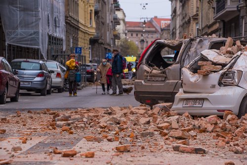 22.03.2020.Zagreb - Stanovnike grada rano jutros probudio je potres nakon kojeg su gradjani izasli iz svojih zgrada i kuca. Steta je na automobilima i fasadama rPhoto: Bruno Fantulin/PIXSELL