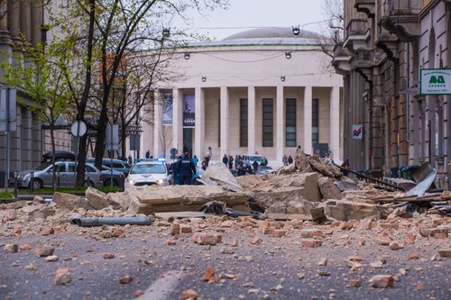 22.03.2020.Zagreb - Stanovnike grada rano jutros probudio je potres nakon kojeg su gradjani izasli iz svojih zgrada i kuca. Steta je na automobilima i fasadama r"nPhoto: Bruno Fantulin/PIXSELL