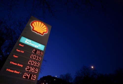 A display board shows the current prices of fuel and diesel at a gas station of the company Shell, amid the U.S.-Israeli conflict with Iran, in Hamburg, Germany March 18, 2026. REUTERS/Fabian Bimmer