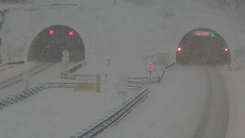 FOTO /  Ne krećite na put, ceste su zametene snijegom. Kamionima zabranjeno autocestom
