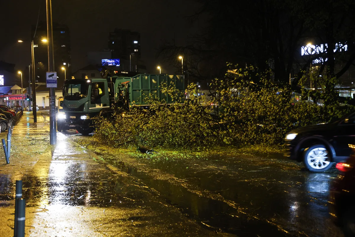 Oštećeni tramvajski vodovi, stabla po cesti, vatrogasci ne stižu čistiti koliko udari vjetra lome
