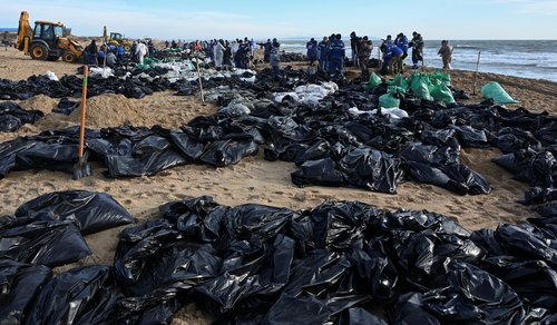 Volunteers battle to clear spilled oil on Russia's Black Sea coast