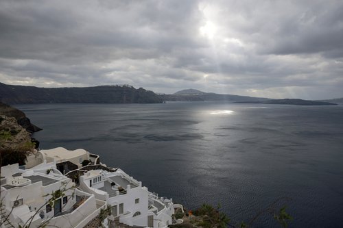 Seismic activity continues on the island of Santorini