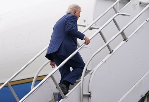 Donald trump penje se u avion
