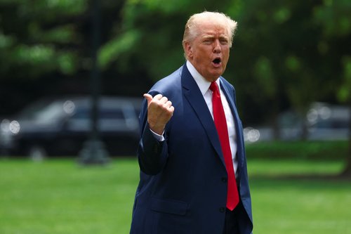 Donald Trump pred Bijelom kućom u Washingtonu