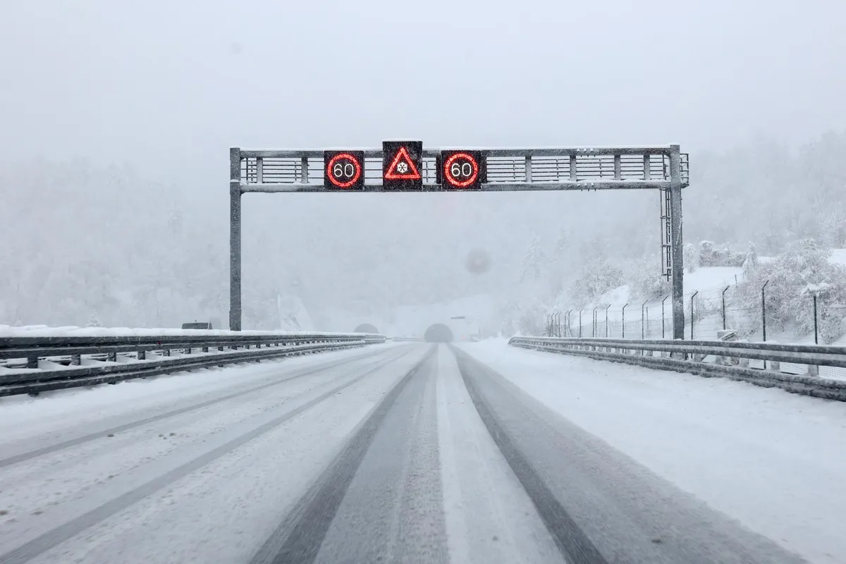 FOTO / Kaos zbog nevremena: Dalmacija odsječena, zatvorena autocesta, promet paraliziran, orkanski vjetar ne staje...
