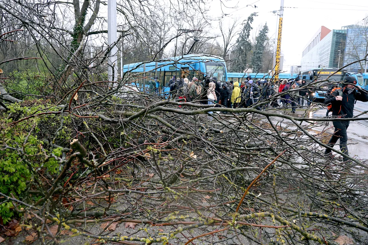 Vjetar u Zagrebu šiba preko 90 km/h, snježne mećave u Gorskom kotaru i Lici, palo preko pola metra snijega