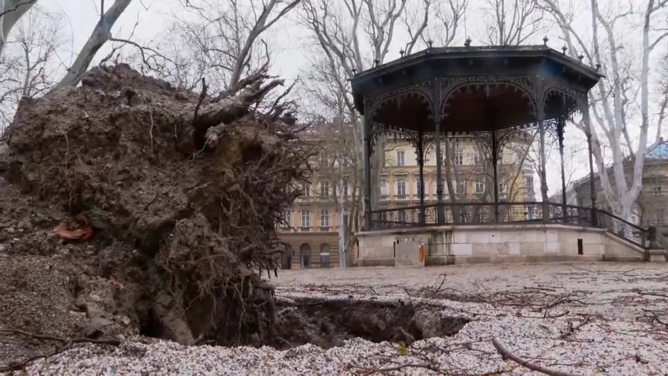 VIDEO / Orkanski vjetar razorio Zrinjevac, pogledajte snimke