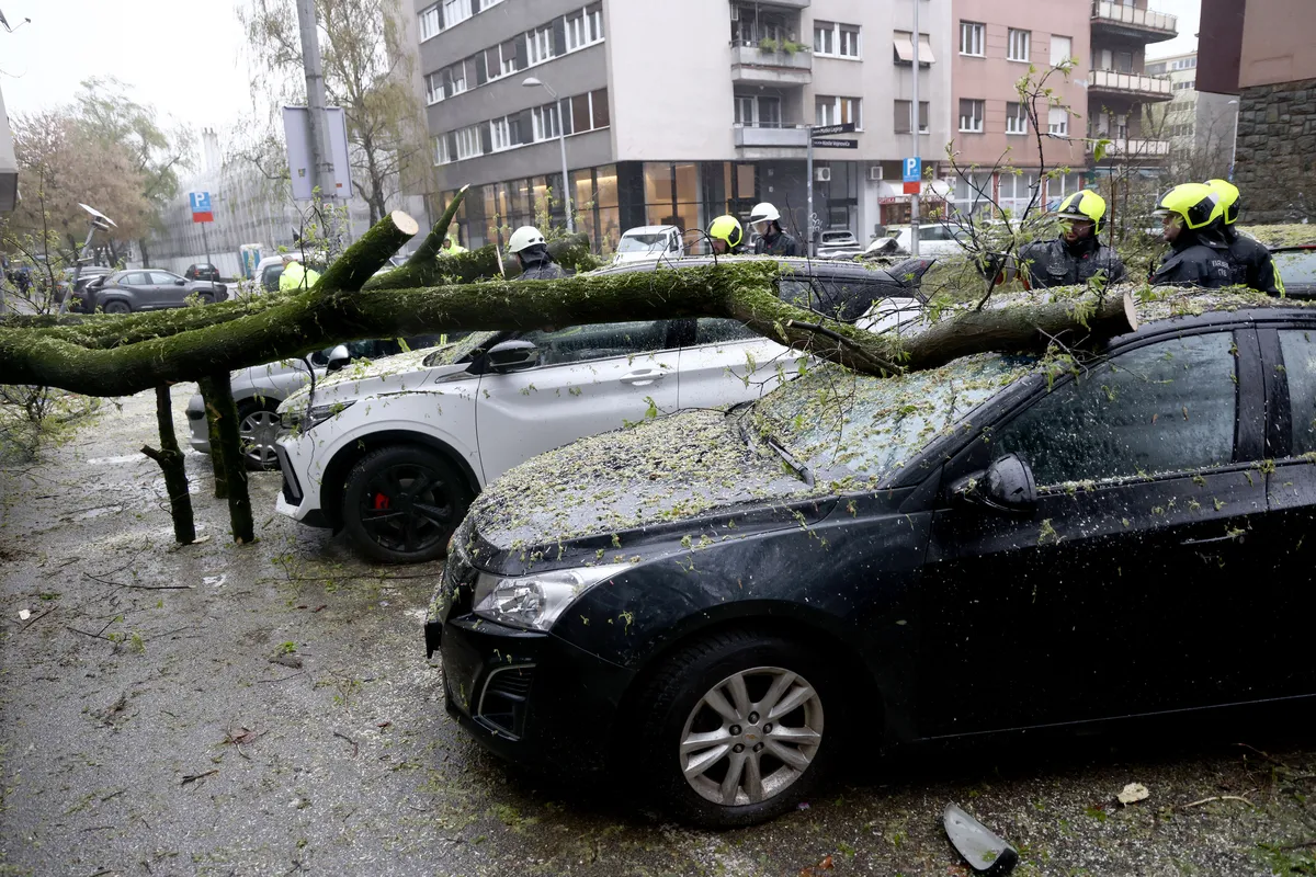 FOTO, VIDEO / Opasnost još nije prošla, vatrogasci i dežurne službe porvele cijelu noć na terenu