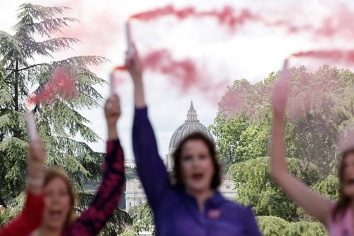 ružičasti dim, vatikan, reuters 7.5.2025.