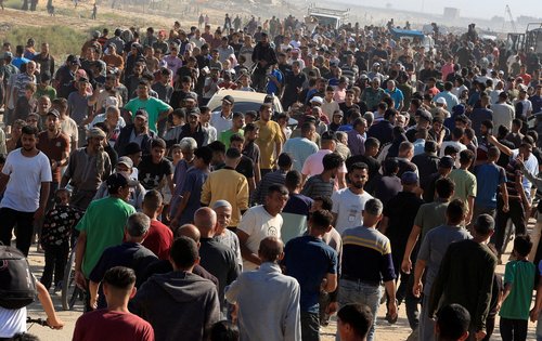 Palestinci u Gazi idu po humanitarnu pomoć