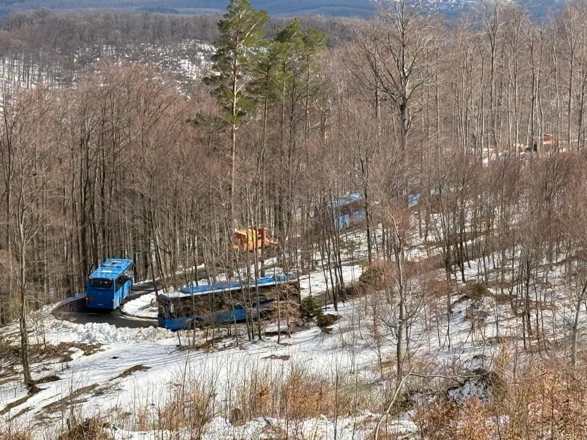 Učenici i nastavnici sigurno spušteni sa Sljemena, pomoću teške mehanizacije i brojnih gradskih službi