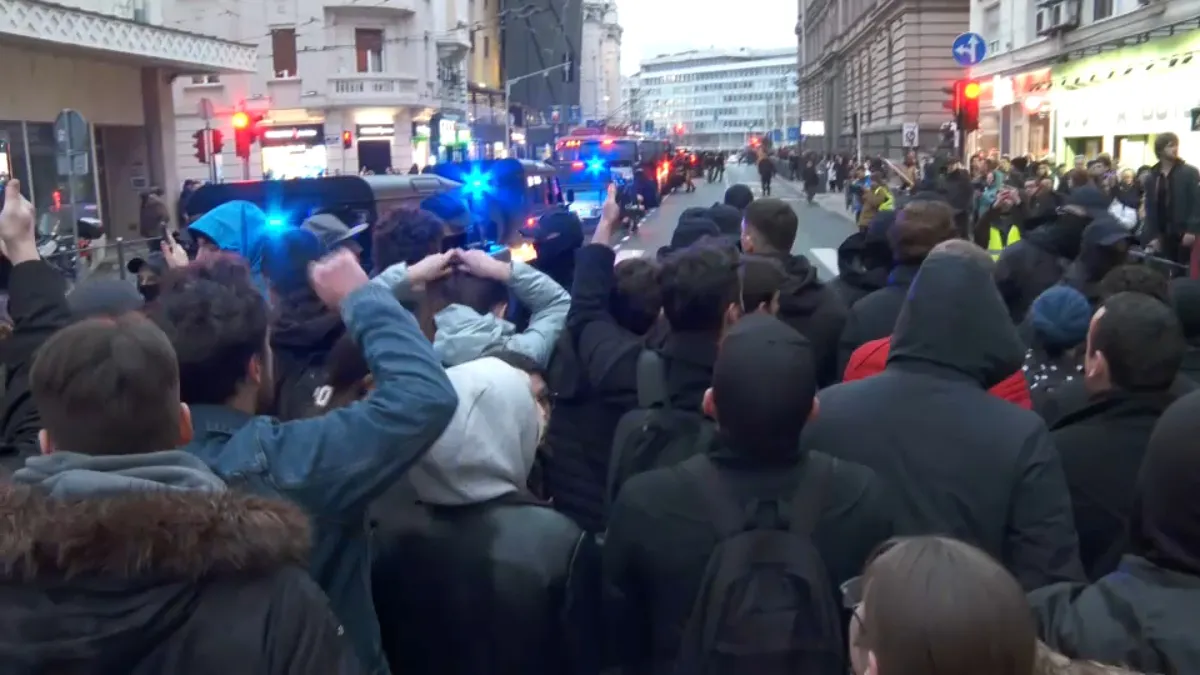 FOTO, VIDEO / Prosvjed ispred Rektorata u Beogradu: Zabilježeno više incidenata, policija pendrecima udara građane