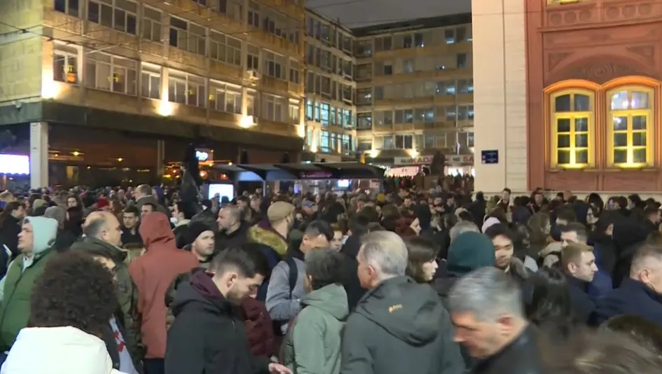 VIDEO / Pogledajte koliko je građana podržalo prosvjed ispred Rektorata beogradskog sveučilišta