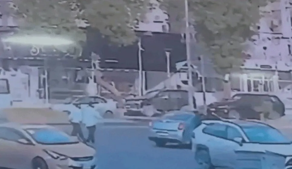 VIDEO / Američka novinarka oteta u Bagdadu: Ovo je trenutak kad su je nasilno odveli