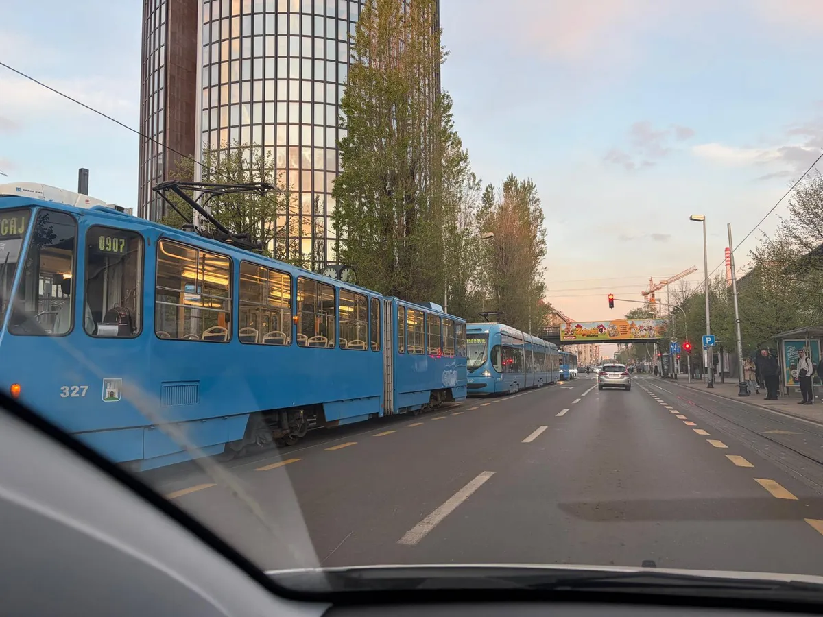 Ogroman zastoj tramvaja kod Cibone: Zagrepčani koji putuju javnim prijevozom zapeli u prometu