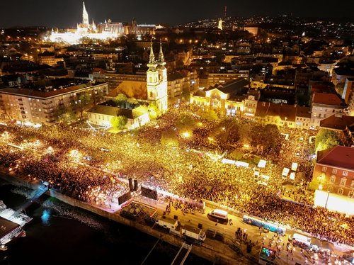 A drone view shows people gathering to celebrate across the River Danube from the Parliament building, following the partial results of the parliamentary election, in Budapest, Hungary, April 12, 2026. REUTERS/Stringer TPX IMAGES OF THE DAY