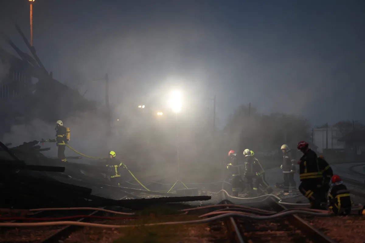 FOTO / Ugašen požar drvenog skladišta HŽ-a u Osijeku: 