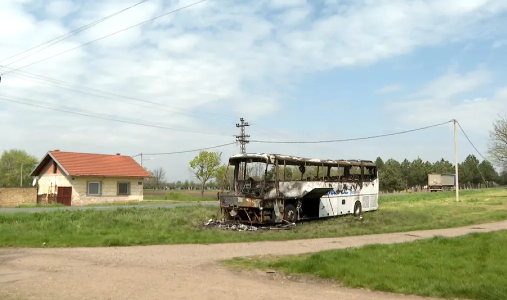 FOTO / U Vojvodini zapaljen autobus vlasnika koji javno daje podršku prosvjedima protiv Vučićeve vlasti