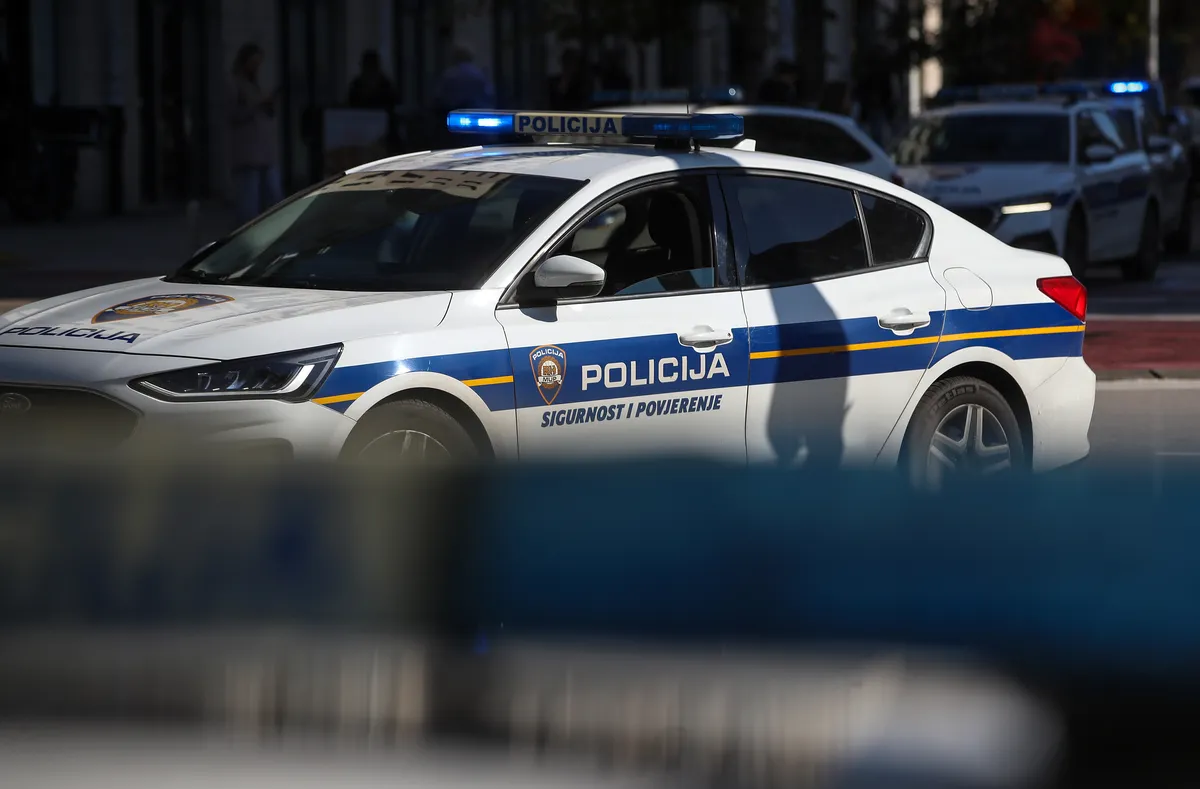 Dojave o bombama u više škola u Dalmaciji, policija na terenu