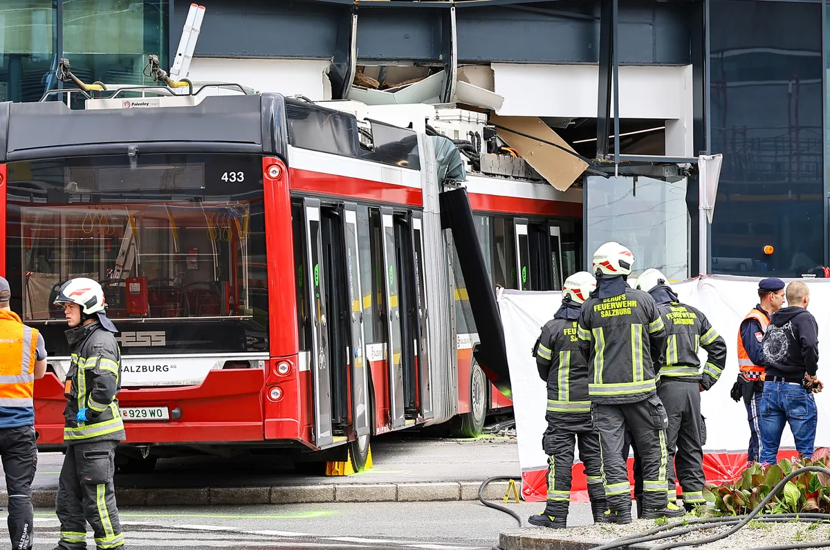 Tragedija u Austriji: Trolejbus se zaletio u supermarket, jedna osoba poginula, nekoliko ozlijeđenih
