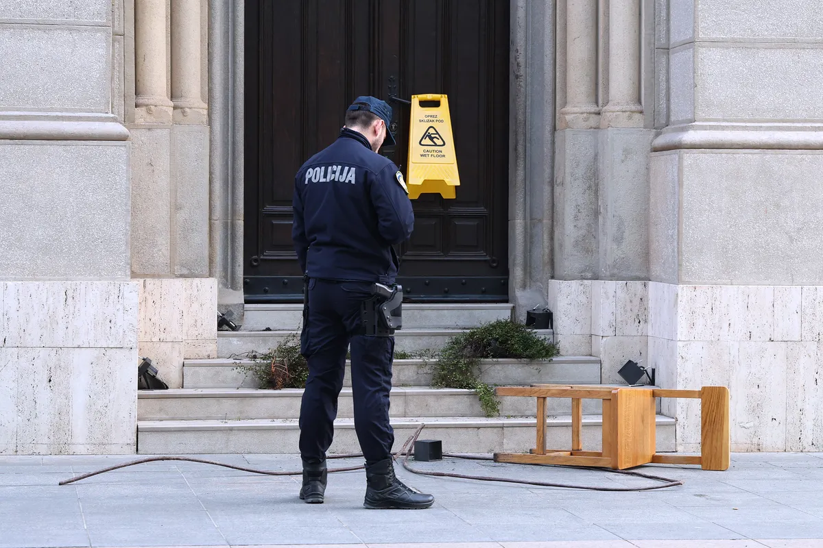 FOTO / Vandalizirana ulazna vrata i dvorište pravoslavne crkve na Cvjetnom trgu