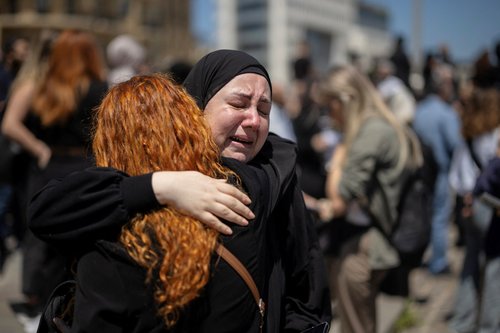 Protesters, including members of the media, attend a vigil to condemn the killing of journalists, a day after journalist Amal Khalil was killed in an Israeli strike, in Martyrs' Square, Beirut, Lebanon