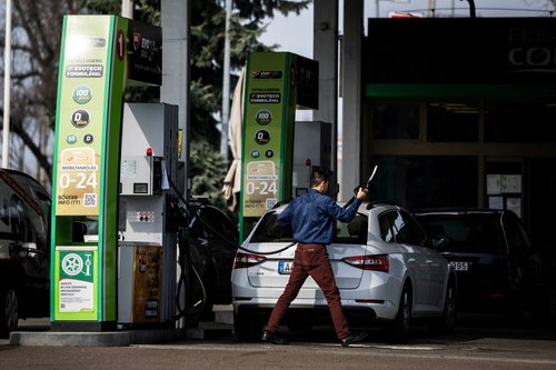 FILE PHOTO: A driver refuels his car at a MOL gas station in Eger, Hungary March 10, 2026. REUTERS/Marton Monus/File Photo