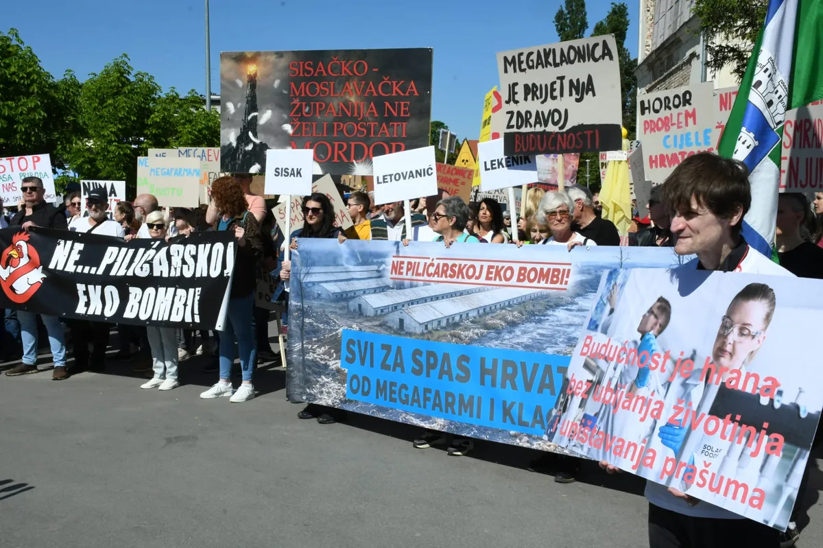 FOTO / Prosvjed protiv megafarmi i klaonica pilića: 