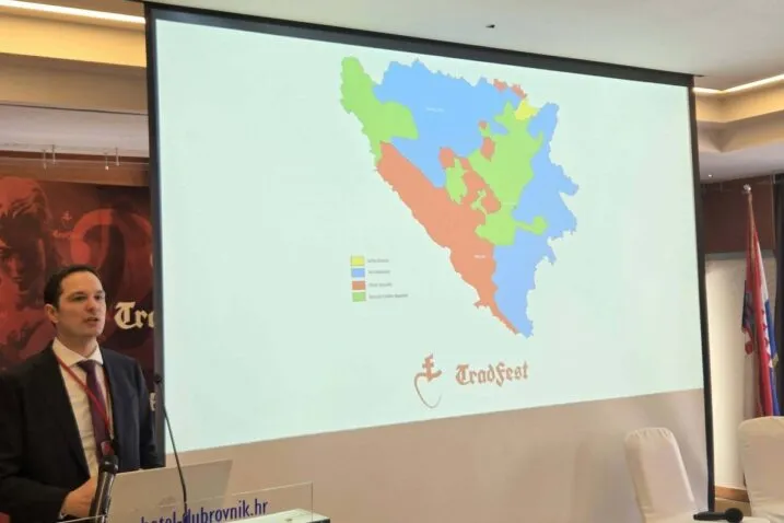 Gdje ide hrvatska desnica? Doveli MAGA obožavatelje Vučića da im govore o podjeli Bosne