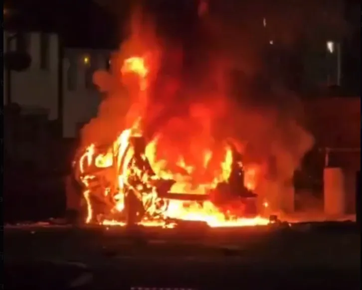 VIDEO / Eksplozija auto-bombe u Belfastu — sumnja se na 