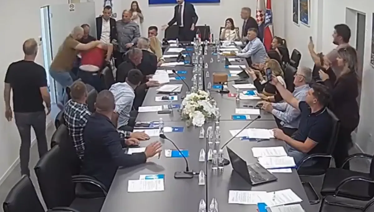 VIDEO / Kaos u Grudama: U metežu i naguravanju županijski zastupnik ostao bez majice