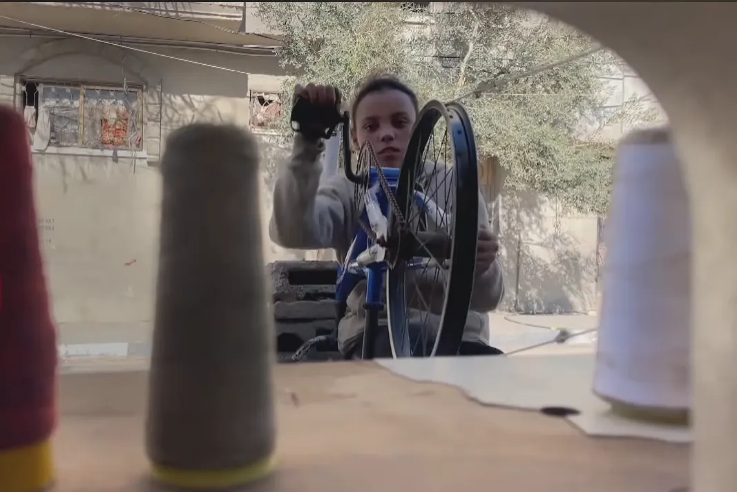 VIDEO / Djevojčica iz Gaze na ingeniozan način brine o svojoj obitelji, osigurava struju — pedaliranjem