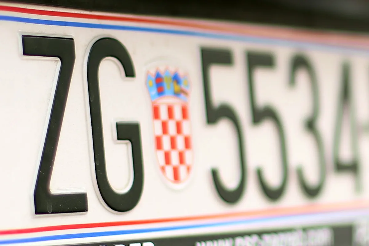 Tko ima poseban status na cestama? Dešifrirajte plave registarske pločice