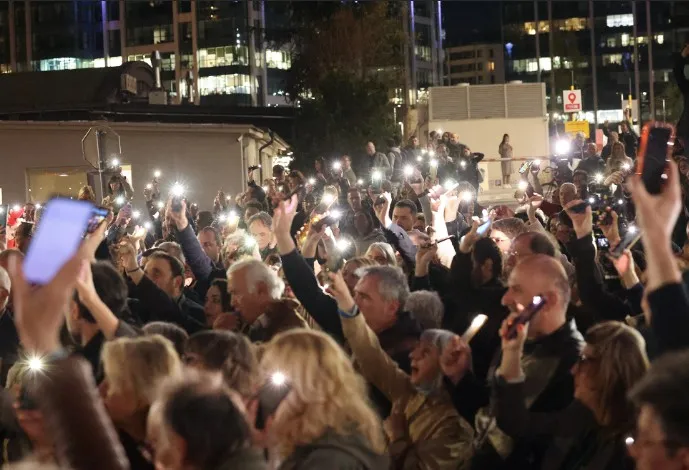 VIDEO, FOTO / Skup podrške N1: Građani i novinari se okupili ispred zgrade televizije u Beogradu