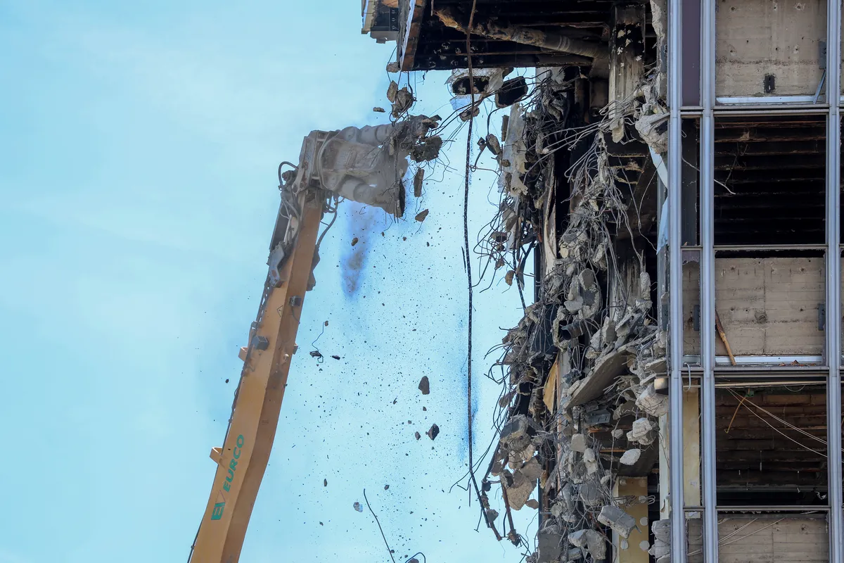 FOTO / Počelo uklanjanje dijela katova zgrade Vjesnika