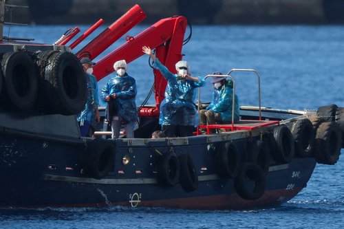 People from the cruise ship MV Hondius, affected by a hantavirus outbreak, are transferred by boat to the port after disembarking, at the port of Granadilla de Abona, in Tenerife, Spain, May 10, 2026. REUTERS/Hannah McKay