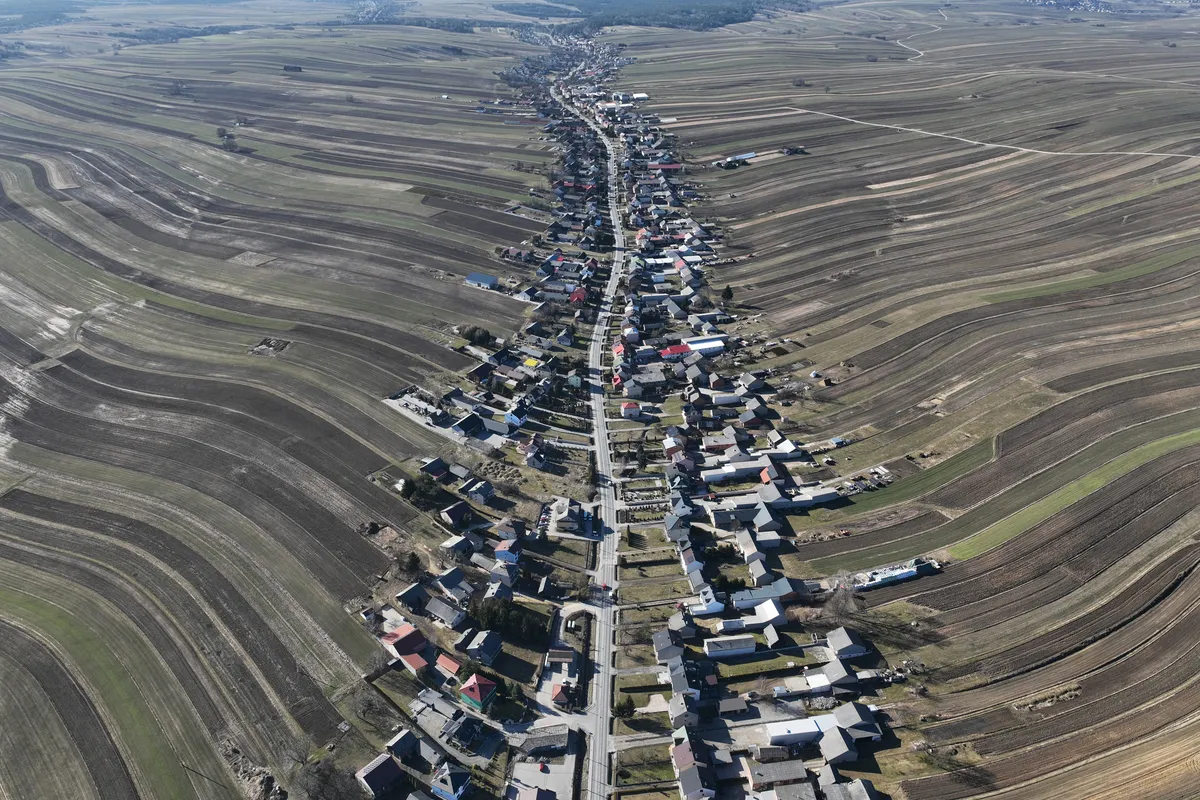 FOTO / Selo u kojem svi žive u istoj ulici dugoj devet kilometara: Iz zraka izgleda kao nacrtano