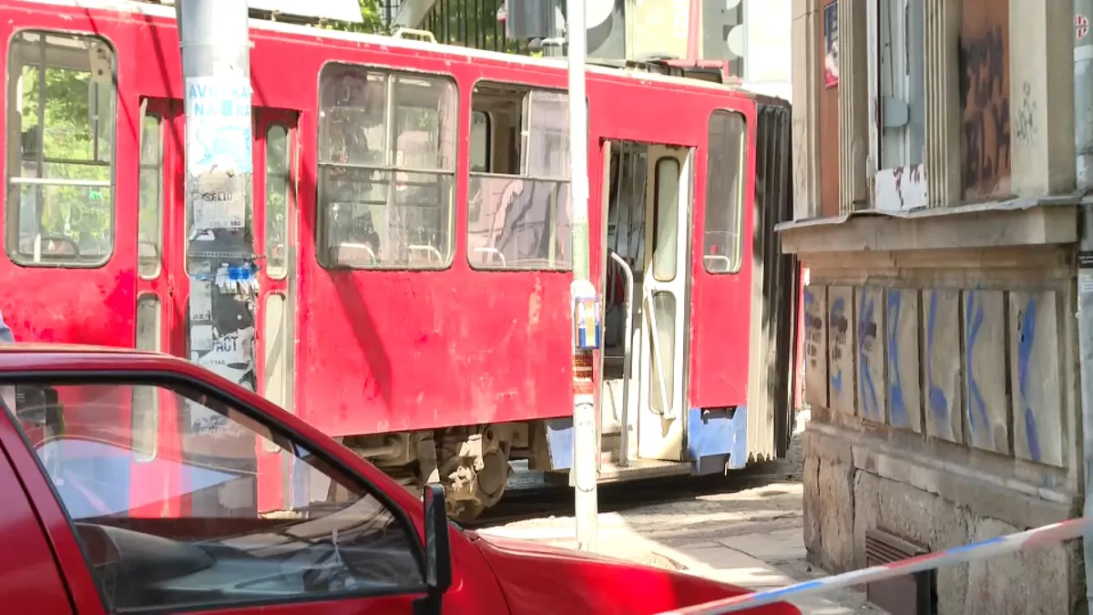 FOTO, VIDEO / Putnici iskakali iz tramvaja koji se zabio u zgradu: Vrata se nisu dala otvoriti, nastala je panika
