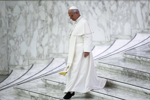 Pope Leo XIV walks after delivering his speech during the swearing-in ceremony of new Swiss Guards in the Paul VI Hall at the Vatican, May 6, 2026. REUTERS/Guglielmo Mangiapane