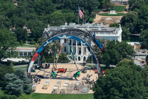 FILE PHOTO: Construction is underway on a temporary arena that will host the UFC Freedom 250 fight card in June on the South Lawn of the White House in Washington, D.C., U.S., May 28, 2026. REUTERS/Kylie Cooper TPX IMAGES OF THE DAY/File Photo