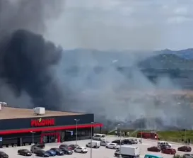 VIDEO / Veliki požar kod dva trgovačka centra u Pločama