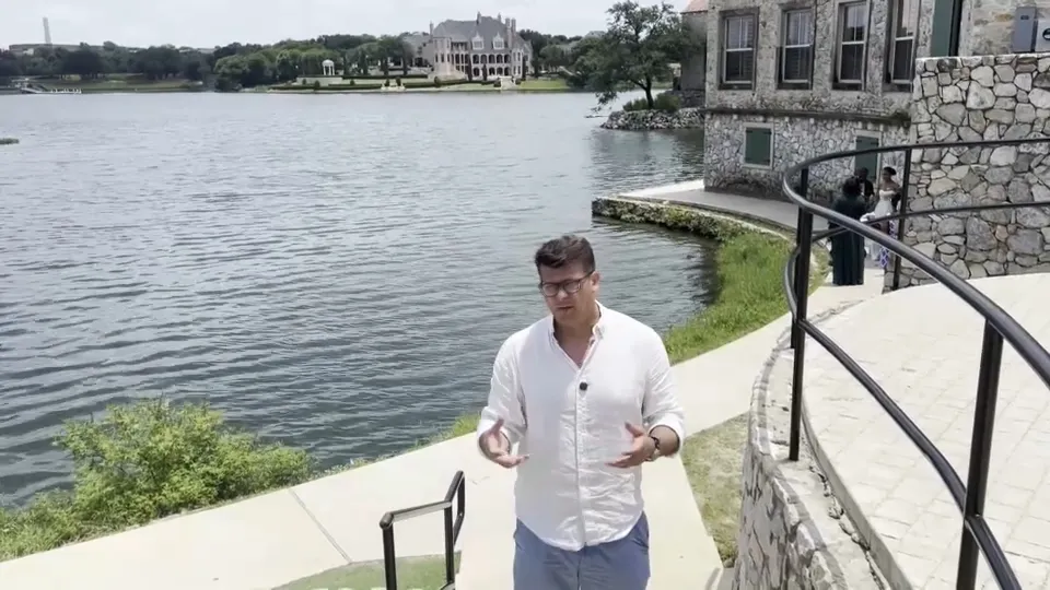 VIDEO / Usred Texasa Amerikanac si izgradio - Supetar! Ekipa N1 prošetala neobičnim naseljem kod Dallasa