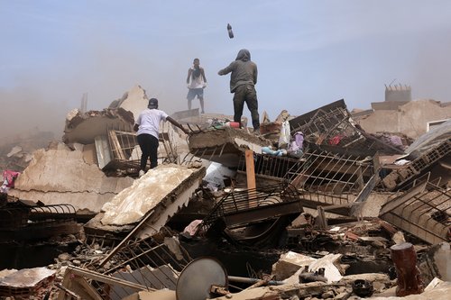 People search for casualties amid the rubble of collapsed buildings, in the aftermath of earthquakes in La Guaira, Venezuela, June 25, 2026.