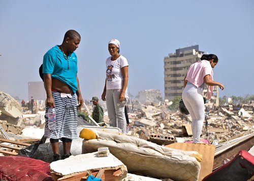 People search for casualties amid the rubble of collapsed buildings after earthquakes hit the country, in La Guaira, Venezuela, June 26, 2026.