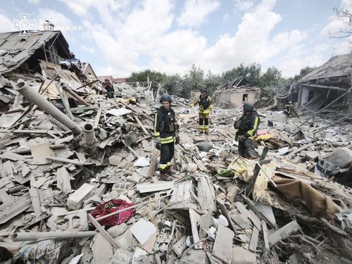 Rescuers work at a site of a Russian air strike. Press service of the State Emergency Service of Ukraine in Zaporizhzhia region/Handout via REUTERS