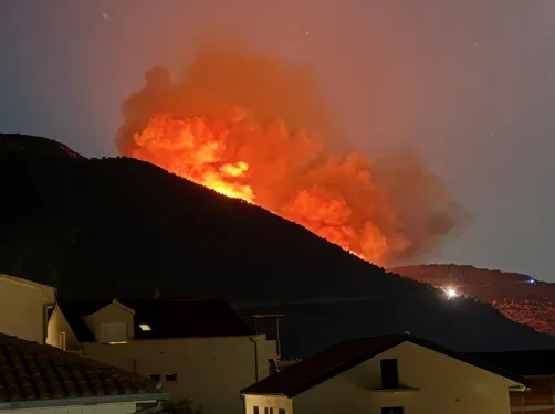FOTO, VIDEO / Veliki požar na Visu. Gori nedaleko od Komiže